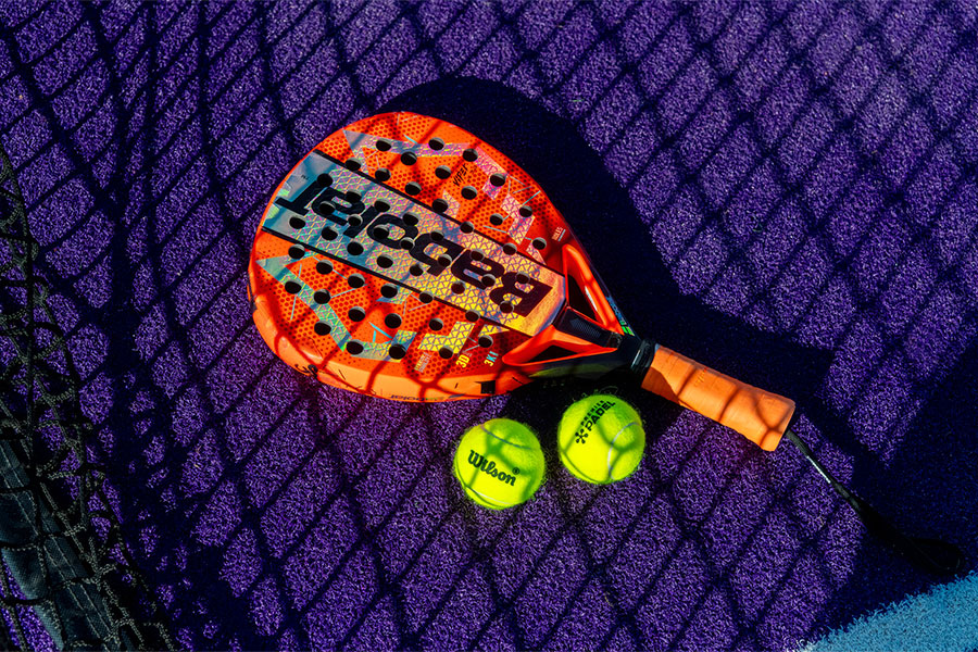4 World Padel Tour standard courts, 3 of them covered, for play and training in excellent conditions. 